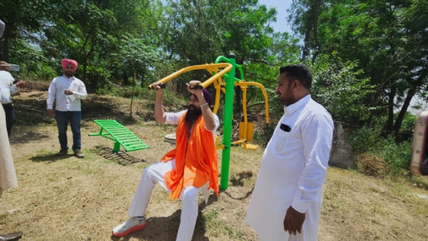 ਨਵੀਂ ਓਪਨ ਜਿਮ ’ਚ ਕਸਰਤ ਕਰਦੇ ਹੋਏ ਐਮ.ਪੀ. ਕੰਗ।