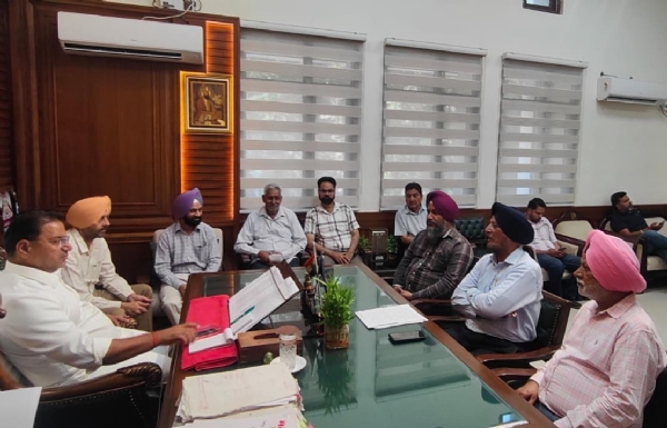 ਸਾਂਝੀ ਐਕਸ਼ਨ ਕਮੇਟੀ ਨਾਲ ਮੀਟਿੰਗ ਕਰਦੇ ਹੋਏ ਪੀ.ਆਰ.ਟੀ.ਸੀ ਦੇ ਚੇਅਰਮੈਨ ਐਡਵੋਕੇਟ ਹਰਪਾਲ ਜੁਨੇਜਾ। ਸਾਂਝੀ ਐਕਸ਼ਨ ਕਮੇਟੀ ਨਾਲ ਮੀਟਿੰਗ ਕਰਦੇ ਹੋਏ ਪੀ.ਆਰ.ਟੀ.ਸੀ ਦੇ ਚੇਅਰਮੈਨ ਐਡਵੋਕੇਟ ਹਰਪਾਲ ਜੁਨੇਜਾ।