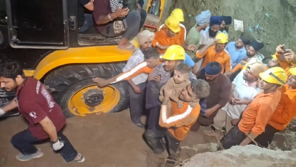 ਬੱਚੇ ਨੂੰ ਬੋਰਵੈੱਲ ਵਿੱਚੋਂ ਸੁਰੱਖਿਅਤ ਬਾਹਰ ਕੱਢ ਕੇ ਲਿਜਾਂਦੇ ਹੋਏ ਐਨਡੀਆਰਐਫ ਅਤੇ ਪ੍ਰਸ਼ਾਸਨਿਕ ਕਰਮਚਾਰੀ, ਬੱਚੇ ਨੂੰ ਬੋਰਵੈੱਲ ਵਿੱਚੋਂ ਸੁਰੱਖਿਅਤ ਬਾਹਰ ਕੱਢ ਕੇ ਲਿਜਾਂਦੇ ਹੋਏ ਐਨਡੀਆਰਐਫ ਅਤੇ ਪ੍ਰਸ਼ਾਸਨਿਕ ਕਰਮਚਾਰੀ,