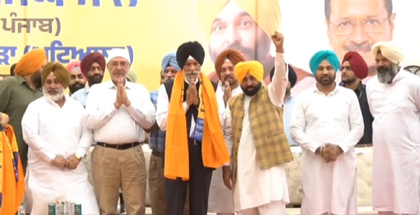 ਸੁਰਜੀਤ ਸਿੰਘ ਰੱਖੜਾ ਨੂੰ ਆਪ ’ਚ ਸ਼ਾਮਲ ਕਰਦੇ ਹੋਏ ਮੁੱਖ ਮੰਤਰੀ ਭਗਵੰਤ ਸਿੰਘ ਮਾਨ।