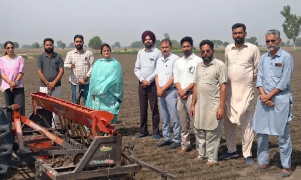 ਝੋਨੇ ਦੀ ਸਿੱਧੀ ਬਿਜਾਈ ਸ਼ੁਰੂ ਕਰਵਾਉਂਦੇ ਖੇਤੀਬਾੜੀ ਵਿਭਾਗ ਦੇ ਅਧਿਕਾਰੀ। ਝੋਨੇ ਦੀ ਸਿੱਧੀ ਬਿਜਾਈ ਸ਼ੁਰੂ ਕਰਵਾਉਂਦੇ ਖੇਤੀਬਾੜੀ ਵਿਭਾਗ ਦੇ ਅਧਿਕਾਰੀ।