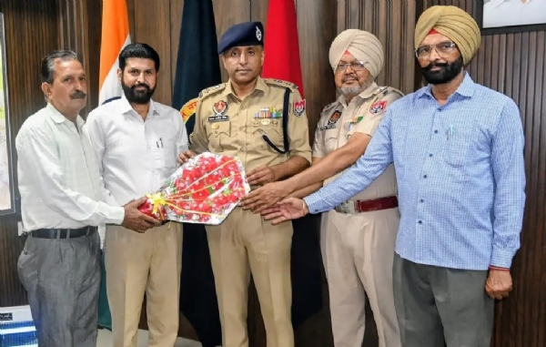ਐੱਸ.ਐੱਸ.ਪੀ ਦਫ਼ਤਰ ਫਾਜ਼ਿਲਕਾ ਵਿਖੇ ਨਵੇਂ ਪੁਲਸ ਮੁਖੀ ਗਗਨ ਅਜੀਤ ਸਿੰਘ ਦਾ ਸਵਾਗਤ ਕਰਦਾ ਹੋਇਆ ਦਫ਼ਤਰੀ ਸਟਾਫ਼ ਐੱਸ.ਐੱਸ.ਪੀ ਦਫ਼ਤਰ ਫਾਜ਼ਿਲਕਾ ਵਿਖੇ ਨਵੇਂ ਪੁਲਸ ਮੁਖੀ ਗਗਨ ਅਜੀਤ ਸਿੰਘ ਦਾ ਸਵਾਗਤ ਕਰਦਾ ਹੋਇਆ ਦਫ਼ਤਰੀ ਸਟਾਫ਼