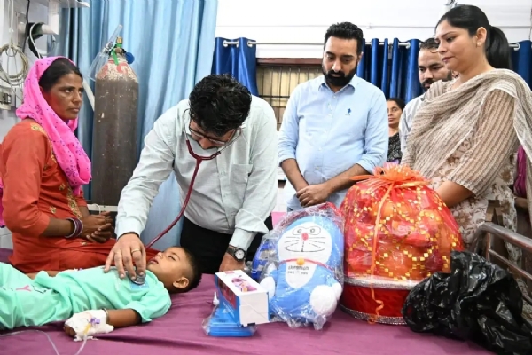 ਪੰਜਾਬ ਦੇ ਜੇਲ੍ਹ ਮੰਤਰੀ ਡਾ. ਰਵਜੋਤ ਸਿੰਘ ਬੱਚੇ ਗੁਰਕਰਨ ਸਿੰਘ ਦੀ ਜਾਂਚ ਕਰਦੇ ਹੋਏ। ਪੰਜਾਬ ਦੇ ਜੇਲ੍ਹ ਮੰਤਰੀ ਡਾ. ਰਵਜੋਤ ਸਿੰਘ ਬੱਚੇ ਗੁਰਕਰਨ ਸਿੰਘ ਦੀ ਜਾਂਚ ਕਰਦੇ ਹੋਏ।
