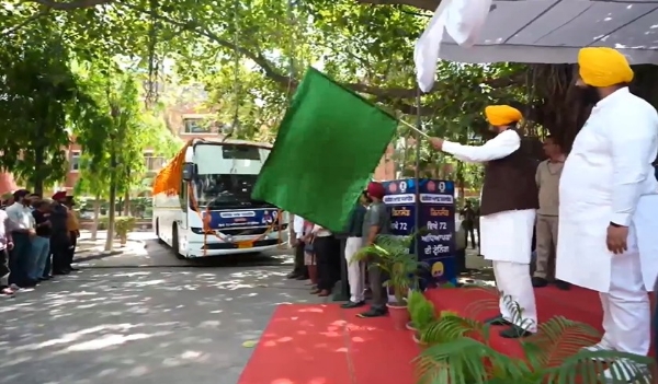 ਅਧਿਆਪਕਾਂ ਨੂੰ ਚੰਡੀਗੜ੍ਹ ਤੋਂ ਰਵਾਨਾ ਕਰਦੇ ਹੋਏ ਮੁੱਖ ਮੰਤਰੀ ਭਗਵੰਤ ਸਿੰਘ ਮਾਨ। ਅਧਿਆਪਕਾਂ ਨੂੰ ਚੰਡੀਗੜ੍ਹ ਤੋਂ ਰਵਾਨਾ ਕਰਦੇ ਹੋਏ ਮੁੱਖ ਮੰਤਰੀ ਭਗਵੰਤ ਸਿੰਘ ਮਾਨ।