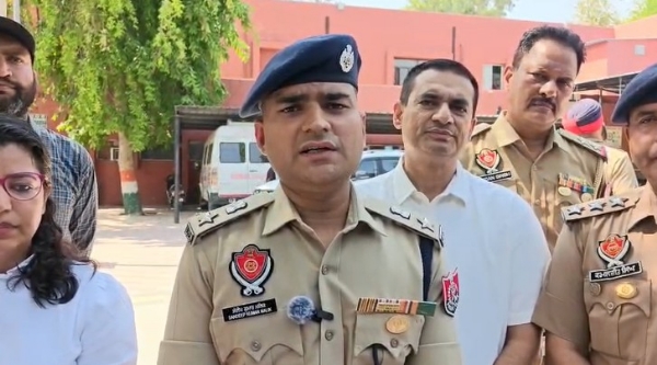 ਐੱਸ.ਐੱਸ.ਪੀ. ਸੰਦੀਪ ਕੁਮਾਰ ਮਲਿਕ ਜਾਣਕਾਰੀ ਦਿੰਦੇ ਹੋਏ।
