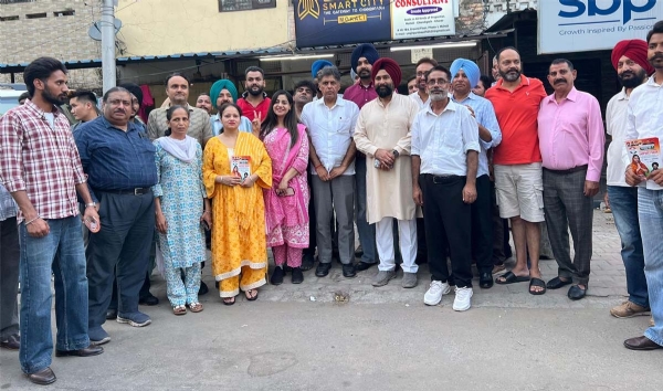 ਕਾਂਗਰਸੀ ਉਮੀਦਵਾਰ ਜਸਪ੍ਰੀਤ ਕੌਰ ਮੁਹਾਲੀ ਦੇ ਦਫਤਰ ਦਾ ਉਦਘਾਟਨ ਕਰਨ ਉਪਰੰਤ ਮਨੀਸ਼ ਤਿਵਾੜੀ। ਕਾਂਗਰਸੀ ਉਮੀਦਵਾਰ ਜਸਪ੍ਰੀਤ ਕੌਰ ਮੁਹਾਲੀ ਦੇ ਦਫਤਰ ਦਾ ਉਦਘਾਟਨ ਕਰਨ ਉਪਰੰਤ ਮਨੀਸ਼ ਤਿਵਾੜੀ।