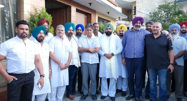 ਸੰਸਦ ਮੈਂਬਰ ਮਨੀਸ਼ ਤਿਵਾੜੀ ਮੀਟਿੰਗ ਉਪਰੰਤ ਤਸਵੀਰ ਸਾਂਝੀ ਕਰਵਾਉਂਦੇ ਹੋਏ।