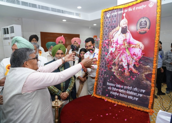 ਮਹਾਰਾਜਾ ਜੱਸਾ ਸਿੰਘ ਰਾਮਗੜ੍ਹੀਆ ਨੂੰ ਸ਼ਰਧਾਂਜਲੀ ਭੇਟ ਕਰਦੇ ਹੋਏ। ਮਹਾਰਾਜਾ ਜੱਸਾ ਸਿੰਘ ਰਾਮਗੜ੍ਹੀਆ ਨੂੰ ਸ਼ਰਧਾਂਜਲੀ ਭੇਟ ਕਰਦੇ ਹੋਏ।