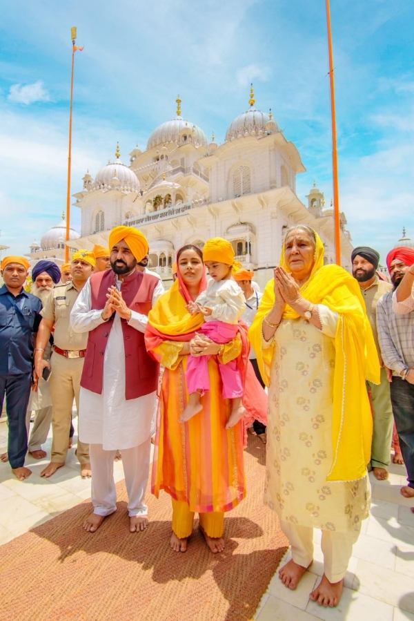 Cm Bhagwant Singh Mann with family at Takht Sri Patna Sahib