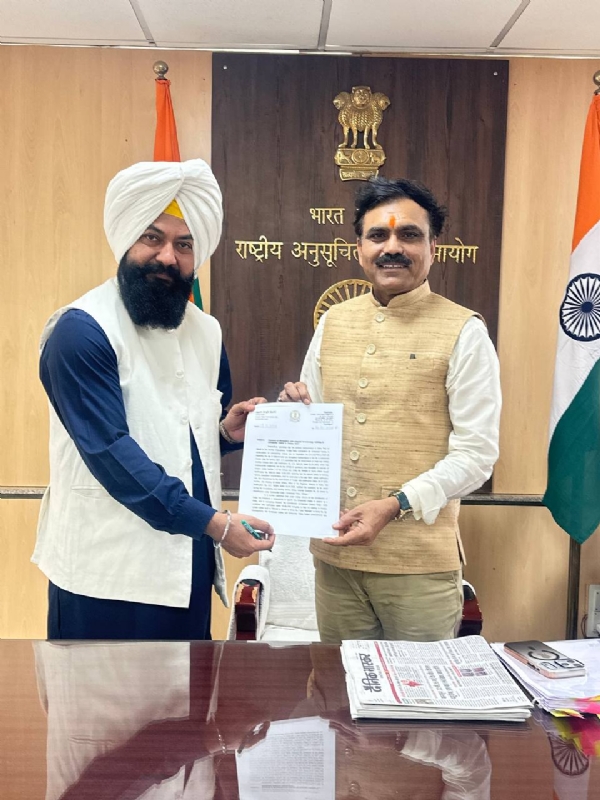 ਜਸਵੀਰ ਗੜ੍ਹੀ ਰਾਸ਼ਟਰੀ ਕਮਿਸ਼ਨ ਨੂੰ ਮੰਗ ਪੱਤਰ ਸੌਂਪਦੇ ਹੋਏ। ਜਸਵੀਰ ਗੜ੍ਹੀ ਰਾਸ਼ਟਰੀ ਕਮਿਸ਼ਨ ਨੂੰ ਮੰਗ ਪੱਤਰ ਸੌਂਪਦੇ ਹੋਏ।