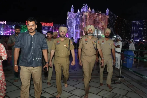 ਮੇਲੇ ਦੌਰਾਨ ਸਖਤ ਸੁਰੱਖਿਆ ਪ੍ਰਬੰਧਾਂ ਦੀ ਨਿਗਰਾਨੀ ਕਰਦੇ ਅਧਿਕਾਰੀ