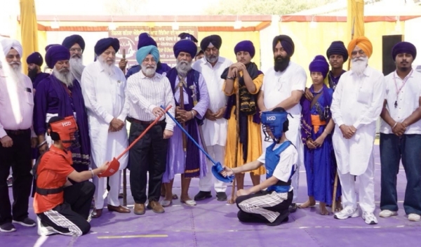 ਗੱਤਕਾ ਮੁਕਾਬਲੇ ਦੀ ਸ਼ੁਰੂਆਤ ਕਰਵਾਉਂਦੇ ਪਤਵੰਤੇ ਅਤੇ ਪ੍ਰਬੰਧਕ।