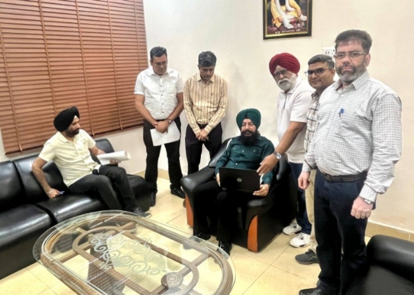 ਅੰਮ੍ਰਿਤਸਰ ਦੇ ਨੇਤਾ ਅਤੇ ਉੱਚ ਅਧਿਕਾਰੀਆਂ ਨੇ ਖੁਦ ਆਨਲਾਈਨ ਜਨਗਣਨਾ ਕਰਦੇ ਹੋਏ।