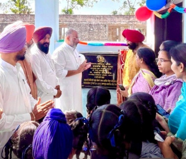 ਨਵੇਂ ਬਣੇ ਕਮਰਿਆਂ ਦਾ ਉਦਘਾਟਨ ਕਰਦੇ ਹੋਏ।