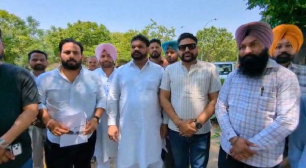 ਨਵੇਂ ਪਿੰਡਾਂ ਦੇ ਪੰਚ ਸਰਪੰਚ ਪੱਤਰਕਾਰਾਂ ਨਾਲ ਗੱਲਬਾਤ ਕਰਦੇ ਹੋਏ।