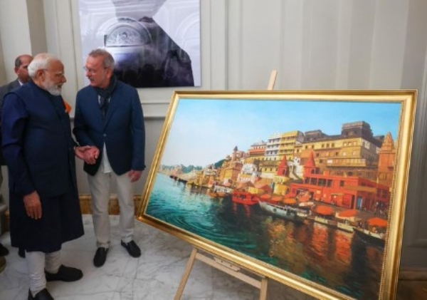 ਪ੍ਰਧਾਨ ਮੰਤਰੀ ਨਰਿੰਦਰ ਮੋਦੀ ਇਤਾਲਵੀ ਚਿੱਤਰਕਾਰ ਗਿਆਮਪਾਓਲੋ ਟੋਮਾਸੇਟੀ ਦੁਆਰਾ ਪੇਸ਼ ਕੀਤੀ ਗਈ ਕਾਸ਼ੀ ਦੀ ਪੇਂਟਿੰਗ ਨੂੰ ਵੇਖਦੇ ਹੋਏ। ਪ੍ਰਧਾਨ ਮੰਤਰੀ ਨਰਿੰਦਰ ਮੋਦੀ ਇਤਾਲਵੀ ਚਿੱਤਰਕਾਰ ਗਿਆਮਪਾਓਲੋ ਟੋਮਾਸੇਟੀ ਦੁਆਰਾ ਪੇਸ਼ ਕੀਤੀ ਗਈ ਕਾਸ਼ੀ ਦੀ ਪੇਂਟਿੰਗ ਨੂੰ ਵੇਖਦੇ ਹੋਏ।
