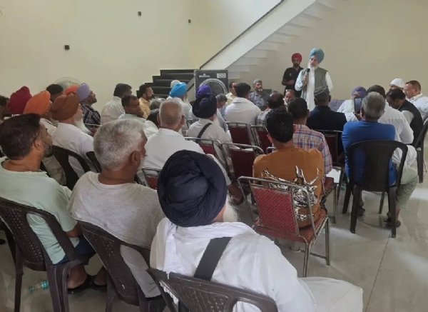 ਪਾਰਟੀ ਵਰਕਰਾਂ ਨੂੰ ਸੰਬੋਧਨ ਕਰਦੇ ਬਸਪਾ ਪ੍ਰਧਾਨ ਡਾ. ਕਰੀਮਪੁਰੀ ਪਾਰਟੀ ਵਰਕਰਾਂ ਨੂੰ ਸੰਬੋਧਨ ਕਰਦੇ ਬਸਪਾ ਪ੍ਰਧਾਨ ਡਾ. ਕਰੀਮਪੁਰੀ