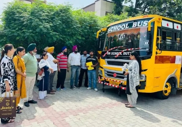 ਸੇਫ ਸਕੂਲ ਵਾਹਨ ਪਾਲਿਸੀ ਤਹਿਤ ਸਕੂਲ ਬੱਸਾਂ ਦੀ ਵਿਸ਼ੇਸ਼ ਚੈਕਿੰਗ ਸਮੇਂ ਜ਼ਿਲ੍ਹਾ ਪ੍ਰਸ਼ਾਸਨ ਦੀ ਟੀਮ ਸੇਫ ਸਕੂਲ ਵਾਹਨ ਪਾਲਿਸੀ ਤਹਿਤ ਸਕੂਲ ਬੱਸਾਂ ਦੀ ਵਿਸ਼ੇਸ਼ ਚੈਕਿੰਗ ਸਮੇਂ ਜ਼ਿਲ੍ਹਾ ਪ੍ਰਸ਼ਾਸਨ ਦੀ ਟੀਮ