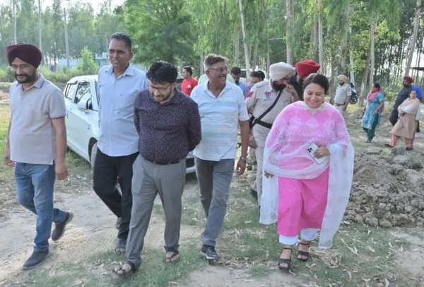 ਖੇਡ ਮੈਦਾਨ ਦੇ ਚੱਲ ਰਹੇ ਕੰਮ ਦਾ ਜਾਇਜ਼ਾ ਲੈਣ ਸਮੇਂ ਕੈਬਨਿਟ ਮੰਤਰੀ ਡਾ. ਰਵਜੋਤ ਸਿੰਘ, ਚੇਅਰਪਰਸਨ ਕਰਮਜੀਤ ਕੌਰ। ਖੇਡ ਮੈਦਾਨ ਦੇ ਚੱਲ ਰਹੇ ਕੰਮ ਦਾ ਜਾਇਜ਼ਾ ਲੈਣ ਸਮੇਂ ਕੈਬਨਿਟ ਮੰਤਰੀ ਡਾ. ਰਵਜੋਤ ਸਿੰਘ, ਚੇਅਰਪਰਸਨ ਕਰਮਜੀਤ ਕੌਰ।