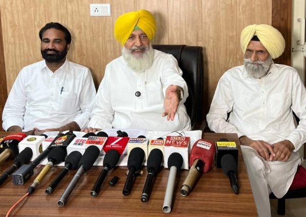 ਪੱਤਰਕਾਰਾਂ ਨਾਲ ਗੱਲਬਾਤ ਕਰਦੇ ਸਾਬਕਾ ਮੰਤਰੀ ਬਲਵੀਰ ਸਿੱਧੂ