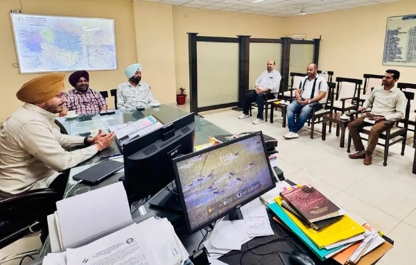 ਮੀਟਿੰਗ ਕਰਦੇ ਹੋਏ ਵਧੀਕ ਡਿਪਟੀ ਕਮਿਸ਼ਨਰ ਗੁਰਸਿਮਰਨ ਸਿੰਘ ਢਿਲੋਂ ਮੀਟਿੰਗ ਕਰਦੇ ਹੋਏ ਵਧੀਕ ਡਿਪਟੀ ਕਮਿਸ਼ਨਰ ਗੁਰਸਿਮਰਨ ਸਿੰਘ ਢਿਲੋਂ