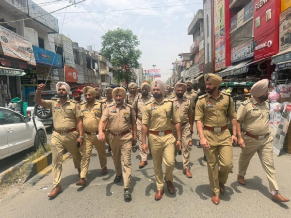 ਫਲੈਗ ਮਾਰਚ ਦੌਰਾਨ ਐੱਸ.ਐੱਸ.ਪੀ. ਬਟਾਲਾ ਡਾ. ਮਹਿਤਾਬ ਸਿੰਘ, ਪੁਲਿਸ ਅਧਿਕਾਰੀ ਅਤੇ ਮੁਲਾਜ਼ਮ ਫਲੈਗ ਮਾਰਚ ਦੌਰਾਨ ਐੱਸ.ਐੱਸ.ਪੀ. ਬਟਾਲਾ ਡਾ. ਮਹਿਤਾਬ ਸਿੰਘ, ਪੁਲਿਸ ਅਧਿਕਾਰੀ ਅਤੇ ਮੁਲਾਜ਼ਮ