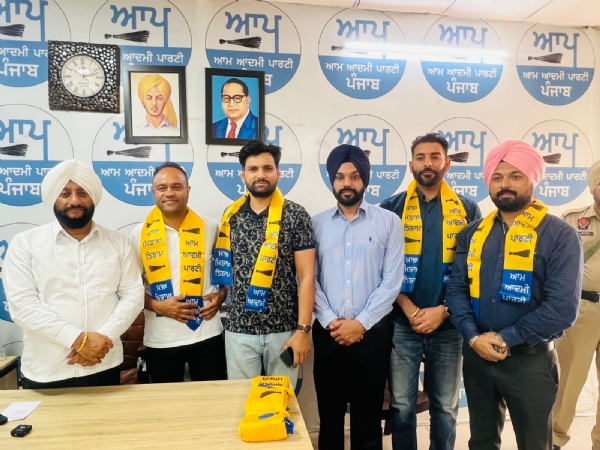 ਪਾਰਟੀ ’ਚ ਸ਼ਾਮਲ ਕਰਦੇ ਹੋਏ ਮੋਹਾਲੀ ਦੇ ਵਿਧਾਇਕ ਕੁਲਵੰਤ ਸਿੰਘ।