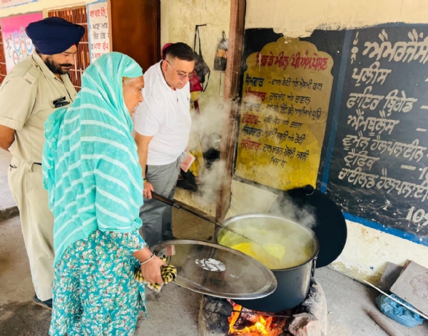 ਸਕੂਲ ਦਾ ਨਿਰੀਖਣ ਕਰਦੇ ਹੋਏ ਵਿਜੇ ਦੱਤ। ਸਕੂਲ ਦਾ ਨਿਰੀਖਣ ਕਰਦੇ ਹੋਏ ਵਿਜੇ ਦੱਤ।