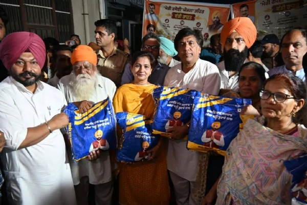 ਵਿਧਾਇਕ ਬ੍ਰਮ ਸ਼ੰਕਰ ਜਿੰਪਾ ਹੁਸ਼ਿਆਰਪੁਰ ਦੇ ਵਾਰਡ ਨੰਬਰ 21 ਅਤੇ 26 ਵਿਖੇ ’ਮੇਰੀ ਰਸੋਈ’ ਯੋਜਨਾ ਤਹਿਤ ਰਾਸ਼ਨ ਕਿੱਟਾਂ ਵੰਡਣ ਦੀ ਸ਼ੁਰੂਆਤ ਕਰਦੇ ਹੋਏ।