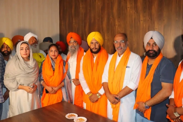 ਜ਼ਿਲ੍ਹਾ ਪ੍ਰੀਸ਼ਦ ਅੰਮ੍ਰਿਤਸਰ ਦੇ ਨਵੇਂ ਚੁਣੇ ਚੇਅਰਮੈਨ ਸਰਬਜੀਤ ਸਿੰਘ ਬੱਲ ਅਤੇ ਵਾਈਸ ਚੇਅਰਪਰਸਨ ਰਾਜਵਿੰਦਰ ਕੌਰ ਅਹੁਦਾ ਸੰਭਾਲਣ ਸਮੇਂ