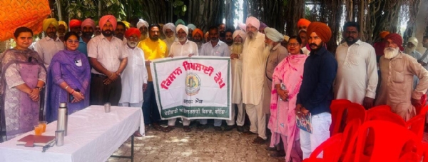 ਕਿਸਾਨਾਂ ਨੂੰ ਜਾਗਰੂਕ ਕਰਦੇ ਹੋਏ ਬਠਿੰਡਾ ਖੇਤੀਬਾੜੀ ਅਤੇ ਕਿਸਾਨ ਭਲਾਈ ਵਿਭਾਗ ਦੇ ਅਧਿਕਾਰੀ।