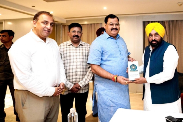 ਮੁੱਖ ਮੰਤਰੀ ਭਗਵੰਤ ਸਿੰਘ ਮਾਨ ਨੂੰ ਤੋਫਾ ਭੇਂਟ ਕਰਦੇ ਹੋਏ ਇੰਡੀਅਨ ਹਾਕੀ ਫੈਡਰੇਸ਼ਨ ਦੇ ਅਹੁਦੇਦਾਰ। ਮੁੱਖ ਮੰਤਰੀ ਭਗਵੰਤ ਸਿੰਘ ਮਾਨ ਨੂੰ ਤੋਫਾ ਭੇਂਟ ਕਰਦੇ ਹੋਏ ਇੰਡੀਅਨ ਹਾਕੀ ਫੈਡਰੇਸ਼ਨ ਦੇ ਅਹੁਦੇਦਾਰ।