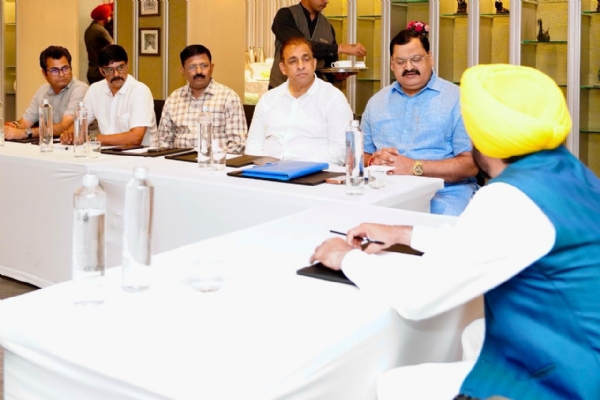 ਮੀਟਿੰਗ ਕਰਦੇ ਹੋਏ ਮੁੱਖ ਮੰਤਰੀ ਭਗਵੰਤ ਸਿੰਘ ਮਾਨ। ਮੀਟਿੰਗ ਕਰਦੇ ਹੋਏ ਮੁੱਖ ਮੰਤਰੀ ਭਗਵੰਤ ਸਿੰਘ ਮਾਨ।