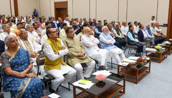 ਮੰਤਰੀ ਪ੍ਰੀਸ਼ਦ ਦੀ ਮੀਟਿੰਗ ਵਿੱਚ ਪ੍ਰਧਾਨ ਮੰਤਰੀ ਨਰਿੰਦਰ ਮੋਦੀ ਅਤੇ ਹੋਰ ਮੰਤਰੀ