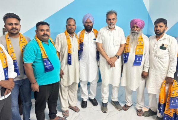 ਕਾਂਗਰਸੀ ਨੇਤਾ ਸ਼ੇਰ ਸਿੰਘ ਦਾ ਸਾਥੀਆਂ ਸਮੇਤ ਅਕਾਲੀ ਦਲ ਵਿੱਚ ਸਵਾਗਤ ਕਰਦੇ ਹੋਏ ਸਾਬਕਾ ਵਿਧਾਇਕ ਐੱਨ.ਕੇ. ਸ਼ਰਮਾ ਕਾਂਗਰਸੀ ਨੇਤਾ ਸ਼ੇਰ ਸਿੰਘ ਦਾ ਸਾਥੀਆਂ ਸਮੇਤ ਅਕਾਲੀ ਦਲ ਵਿੱਚ ਸਵਾਗਤ ਕਰਦੇ ਹੋਏ ਸਾਬਕਾ ਵਿਧਾਇਕ ਐੱਨ.ਕੇ. ਸ਼ਰਮਾ