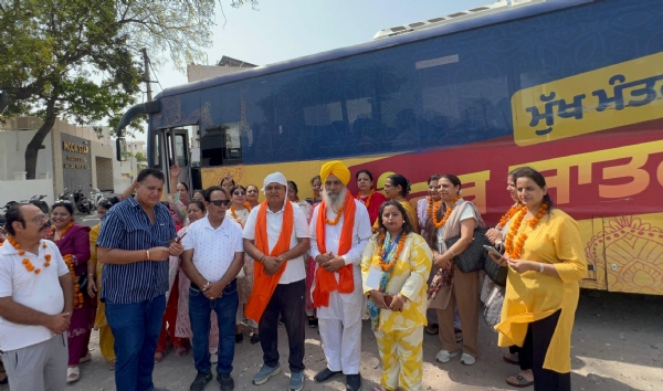ਮੁੱਖ ਮੰਤਰੀ ਤੀਰਥ ਯਾਤਰਾ ਤਹਿਤ ਬੱਸ ਰਵਾਨਾ ਕਰਦੇ ਮੇਅਰ ਕੁੰਦਨ ਗੋਗੀਆ