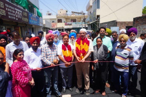 ਸੜਕ ਦਾ ਉਦਘਾਟਨ ਕਰਦੇ ਸਿਹਤ ਮੰਤਰੀ ਡਾ. ਬਲਬੀਰ ਸਿੰਘ ਅਤੇ ਮੇਅਰ ਗੋਗੀਆ।