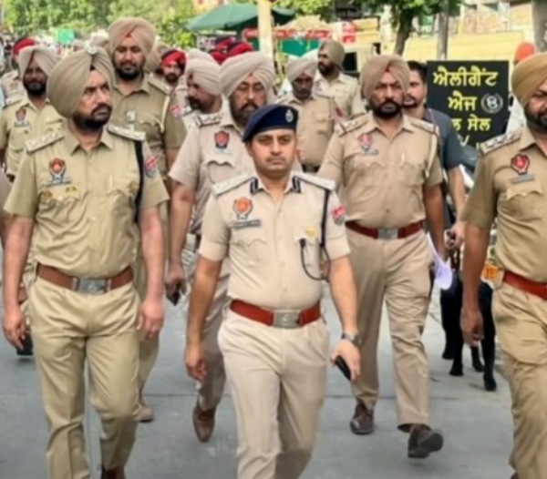 ਫਲੈਗ ਮਾਰਚ ਕੱਢਦੇ ਹੋਏ। ਫਲੈਗ ਮਾਰਚ ਕੱਢਦੇ ਹੋਏ।