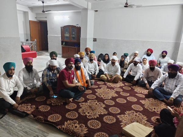 ਮੀਟਿੰਗ ਕਰਦੇ ਹੋਏ।