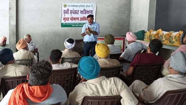 ਕਿਸਾਨ ਜਾਗਰੂਕਤਾ ਕੈਂਪ ਦੌਰਾਨ ਖੇਤੀਬਾੜੀ ਵਿਭਾਗ ਦੇ ਅਧਿਕਾਰੀ ਅਤੇ ਕਿਸਾਨ।