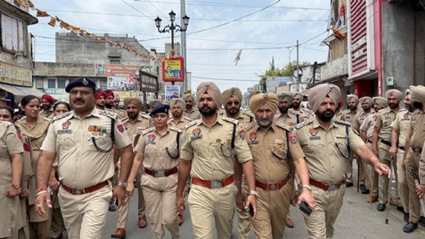 ਫਲੈਗ ਮਾਰਚ ਦੌਰਾਨ ਐੱਸ.ਐੱਸ.ਪੀ ਬਟਾਲਾ ਡਾ. ਮਹਿਤਾਬ ਸਿੰਘ, ਹੋਰ ਪੁਲਿਸ ਅਧਿਕਾਰੀ ਅਤੇ ਪੁਲਿਸ ਫੋਰਸ। ਫਲੈਗ ਮਾਰਚ ਦੌਰਾਨ ਐੱਸ.ਐੱਸ.ਪੀ ਬਟਾਲਾ ਡਾ. ਮਹਿਤਾਬ ਸਿੰਘ, ਹੋਰ ਪੁਲਿਸ ਅਧਿਕਾਰੀ ਅਤੇ ਪੁਲਿਸ ਫੋਰਸ।