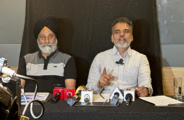 ਪੱਤਰਕਾਰਾਂ ਨਾਲ ਗੱਲਬਾਤ ਕਰਦੇ ਸਾਬਕਾ ਵਿਧਾਇਕ ਐਨ.ਕੇ. ਸ਼ਰਮਾ