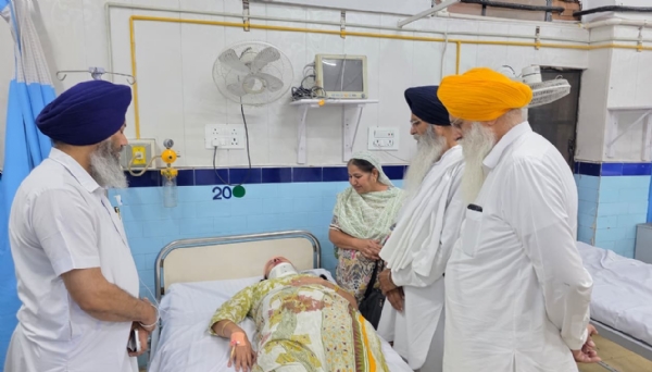 ਜਖਮੀਆਂ ਦਾ ਹਾਲ ਪੁੱਛਦੇ ਹੋਏ ਧਾਮੀ। ਜਖਮੀਆਂ ਦਾ ਹਾਲ ਪੁੱਛਦੇ ਹੋਏ ਧਾਮੀ।