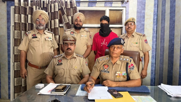 ਗ੍ਰਿਫ਼ਤਾਰ ਮੁਲਜ਼ਮ ਸਬੰਧੀ ਜਾਣਕਾਰੀ ਦਿੰਦੇ ਡੀ.ਐੱਸ.ਪੀ. ਵਿਨੋਦ ਕੁਮਾਰ। ਗ੍ਰਿਫ਼ਤਾਰ ਮੁਲਜ਼ਮ ਸਬੰਧੀ ਜਾਣਕਾਰੀ ਦਿੰਦੇ ਡੀ.ਐੱਸ.ਪੀ. ਵਿਨੋਦ ਕੁਮਾਰ।