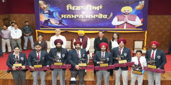 ਪੰਜਾਬ ਦੇ ਮੁੱਖ ਮੰਤਰੀ ਨੇ ਖਿਡਾਰੀਆਂ ਨੂੰ ਐਵਾਰਡ ਤੇ 32.05 ਕਰੋੜ ਰੁਪਏ ਇਨਾਮੀ ਰਾਸ਼ੀ ਨਾਲ ਸਨਮਾਨਿਤ