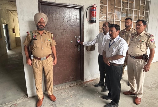 ਚੋਣ ਆਬਜਰਵਰ ਸਟਰਾਂਗ ਰੂਮ ਦੀ ਸੁਰੱਖਿਆ ਦੀ ਨਿਗਰਾਨੀ ਕਰਦੇ ਹੋਏ। ਚੋਣ ਆਬਜਰਵਰ ਸਟਰਾਂਗ ਰੂਮ ਦੀ ਸੁਰੱਖਿਆ ਦੀ ਨਿਗਰਾਨੀ ਕਰਦੇ ਹੋਏ।