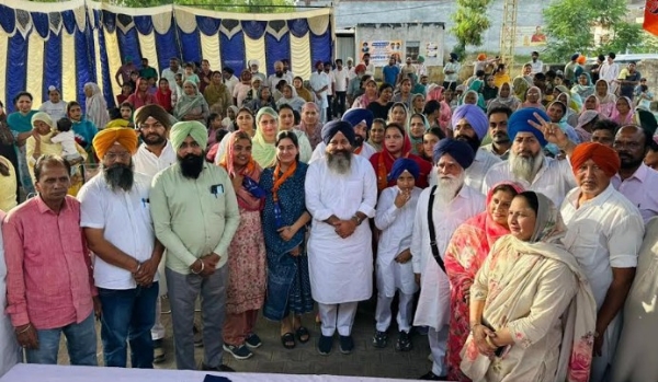 ਲੋਕਾਂ ਦੇ ਇਕੱਠ ਨਾਲ ਪਰਵਿੰਦਰ ਸਿੰਘ ਸੋਹਾਣਾ।