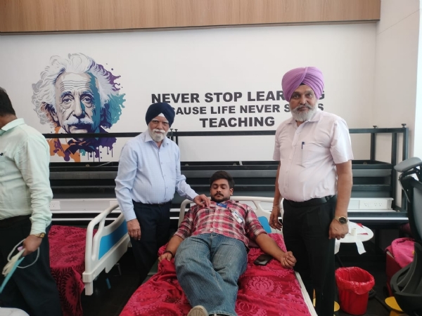 ਖੂਨਦਾਨ ਕਰਦੇ ਹੋਏ ਦਾਨੀ ਸੱਜਣ। ਖੂਨਦਾਨ ਕਰਦੇ ਹੋਏ ਦਾਨੀ ਸੱਜਣ।