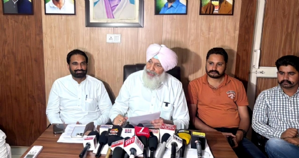 ਗੱਲਬਾਤ ਕਰਦੇ ਹੋਏ ਬਲਬੀਰ ਸਿੱਧੂ ਗੱਲਬਾਤ ਕਰਦੇ ਹੋਏ ਬਲਬੀਰ ਸਿੱਧੂ