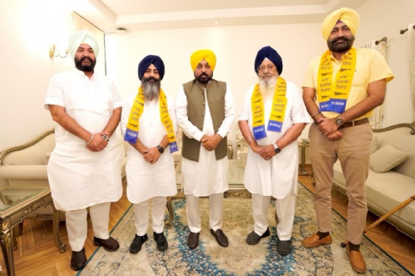 ਪਾਰਟੀ ’ਚ ਸ਼ਾਮਲ ਕਰਦੇ ਹੋਏ ਮੁੱਖ ਮੰਤਰੀ ਮਾਨ। ਪਾਰਟੀ ’ਚ ਸ਼ਾਮਲ ਕਰਦੇ ਹੋਏ ਮੁੱਖ ਮੰਤਰੀ ਮਾਨ।